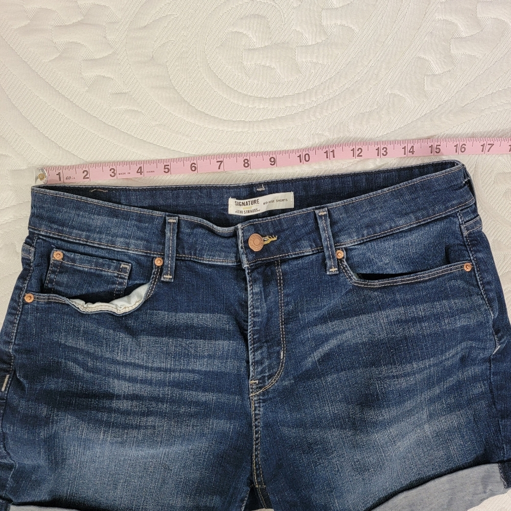 Levi's Levi Strauss Signature Mid Rise Cuffed Medium Wash Denim Shorts Size 12 - Picture 8 of 10